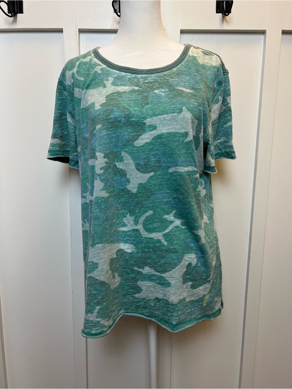 Free People Siz Small Lightweight Camo Camoflage Short Sleeve Tee Shirt Top Boho